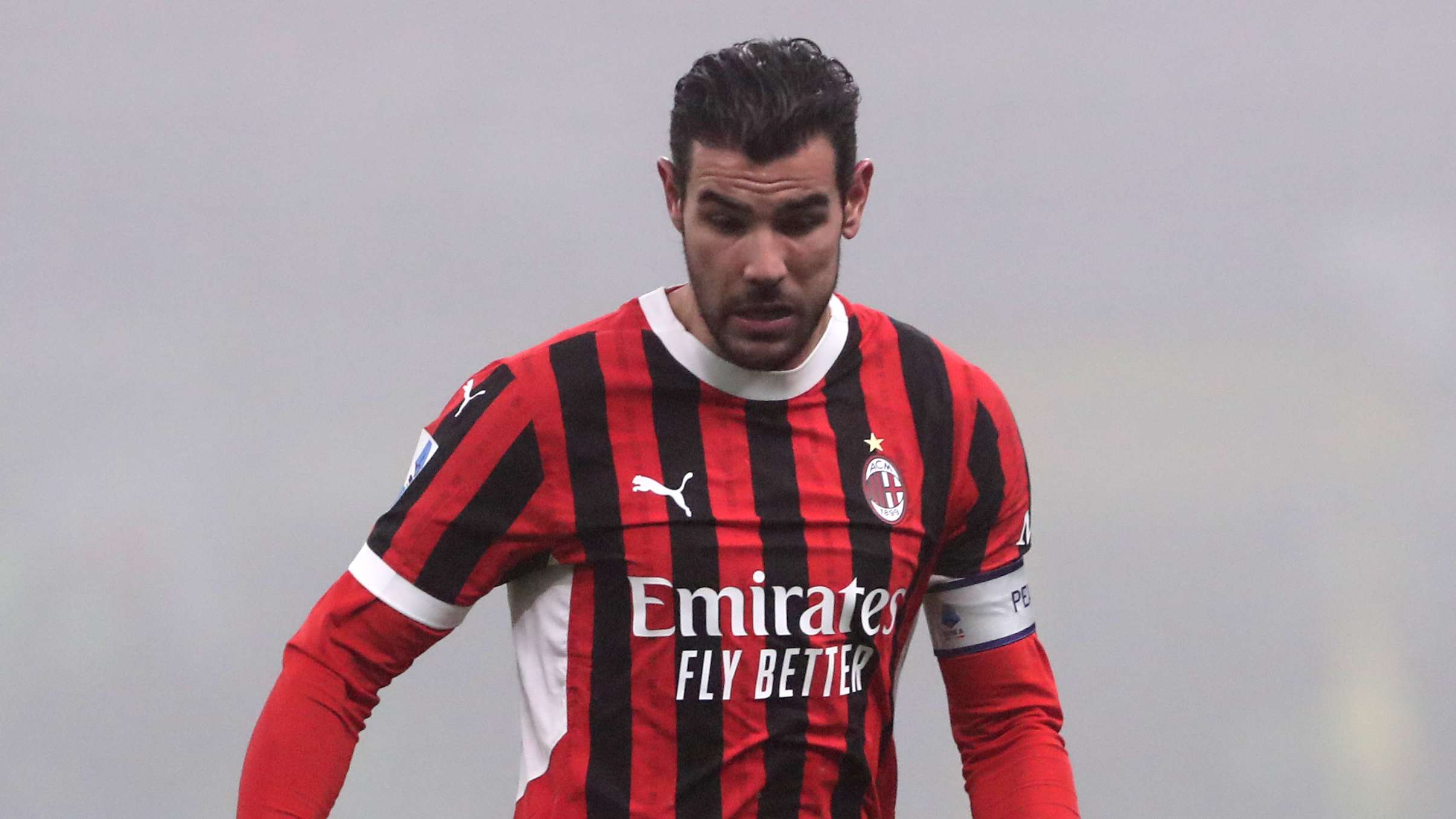 尽管他在场 尽管他在场